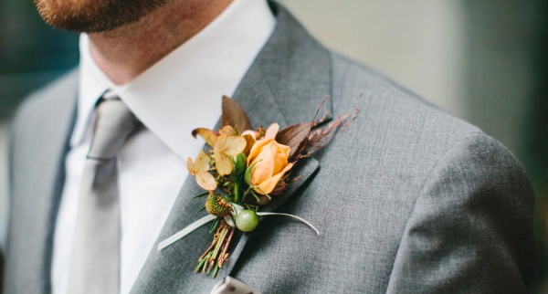 DIY Boutonniere für den Bräutigam, Hochzeitsgäste aus Blumen, Satinbändern, Foamiran