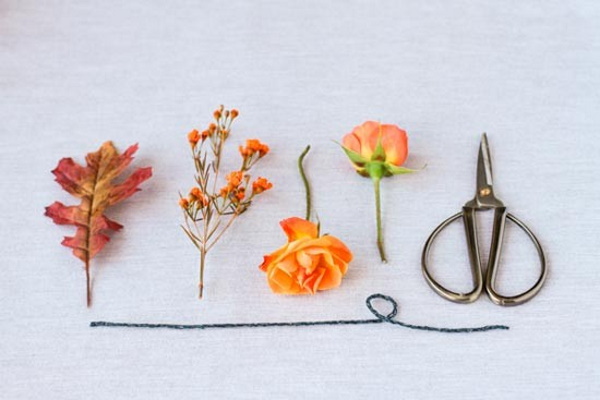 DIY Boutonniere für den Bräutigam, Hochzeitsgäste aus Blumen, Satinbändern, Foamiran