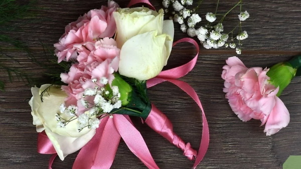 DIY Boutonniere für den Bräutigam, Hochzeitsgäste aus Blumen, Satinbändern, Foamiran