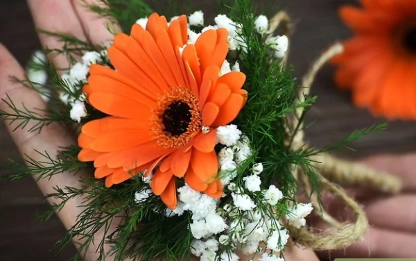 DIY Boutonniere für den Bräutigam, Hochzeitsgäste aus Blumen, Satinbändern, Foamiran