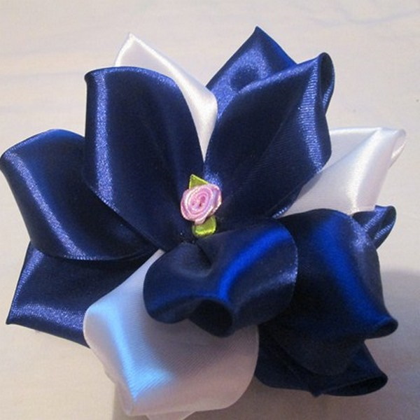 DIY Boutonniere für den Bräutigam, Hochzeitsgäste aus Blumen, Satinbändern, Foamiran