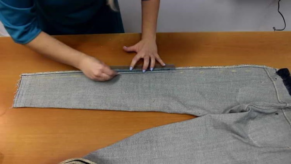 Wie man Hosen schmaler macht, die Seiten enger macht und Hosen von Hand oder mit der Maschine säumt
