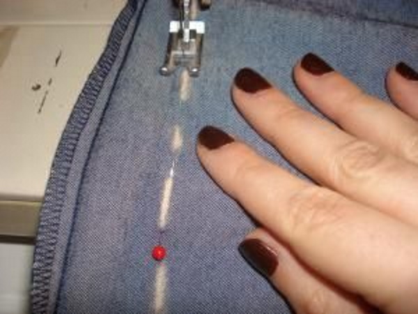 Wie man Hosen schmaler macht, die Seiten enger macht und Hosen von Hand oder mit der Maschine säumt