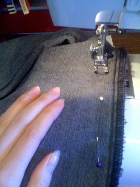 Wie man Hosen schmaler macht, die Seiten enger macht und Hosen von Hand oder mit der Maschine säumt