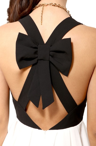 Wie man eine Schleife schön an ein Kleid bindet, an einen Gürtel Schritt für Schritt aus einem Band, von hinten