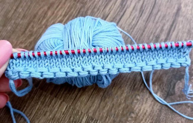 Kreuzmaschen mit Stricknadeln für Rippenmuster 2x2, 1x1, in der Runde anschlagen