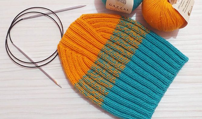 Das Schließen der Mützenkrone mit einem Gummiband 1x1, 2x2, 4 Keile mit Stricknadeln ist wunderschön