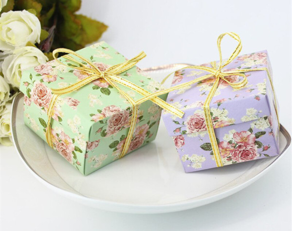 DIY-Bonbonschachtel aus Pappe und Papier. Schemata