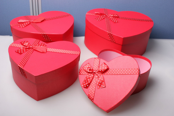 DIY-Bonbonschachtel aus Pappe und Papier. Schemata