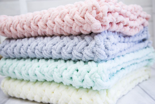 Decke aus Plüschgarn mit Stricknadeln für Neugeborene. Schemata und Beschreibung
