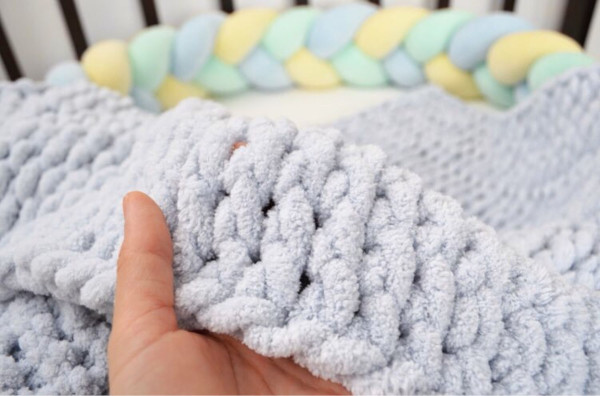 Decke aus Plüschgarn mit Stricknadeln für Neugeborene. Schemata und Beschreibung