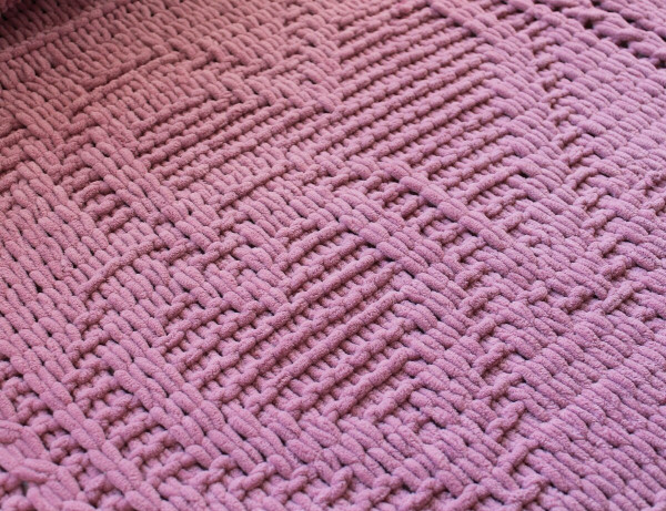 Decke aus Plüschgarn mit Stricknadeln für Neugeborene. Schemata und Beschreibung