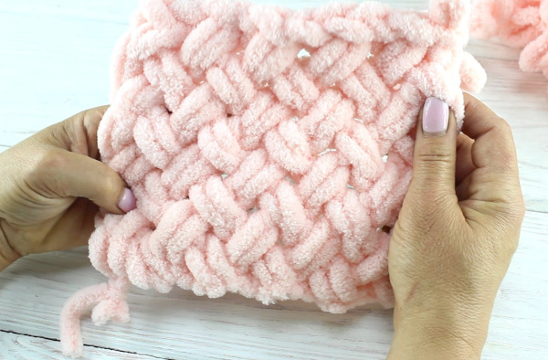Decke aus Plüschgarn mit Stricknadeln für Neugeborene. Schemata und Beschreibung