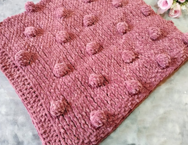 Decke aus Plüschgarn mit Stricknadeln für Neugeborene. Schemata und Beschreibung