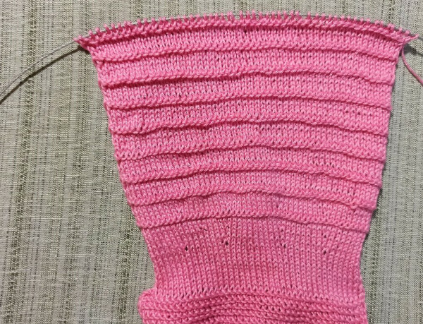 Strickkleidung für Puppen mit Stricknadeln mit eigenen Händen