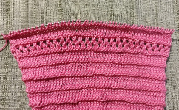 Strickkleidung für Puppen mit Stricknadeln mit eigenen Händen