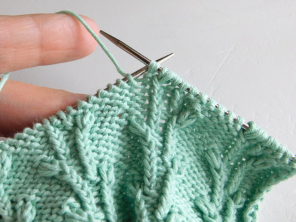 Strickkleidung für Puppen mit Stricknadeln mit eigenen Händen