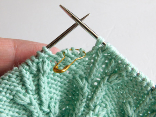 Strickkleidung für Puppen mit Stricknadeln mit eigenen Händen