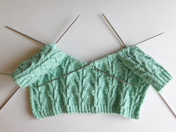 Strickkleidung für Puppen mit Stricknadeln mit eigenen Händen