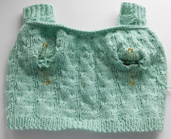 Strickkleidung für Puppen mit Stricknadeln mit eigenen Händen