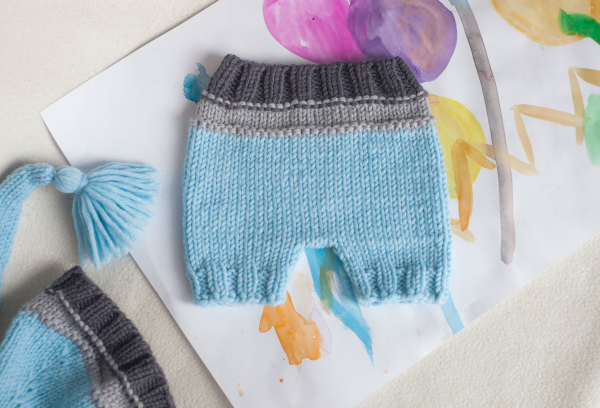 Strickkleidung für Puppen mit Stricknadeln mit eigenen Händen