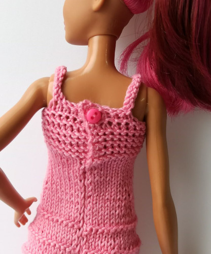 Strickkleidung für Puppen mit Stricknadeln mit eigenen Händen