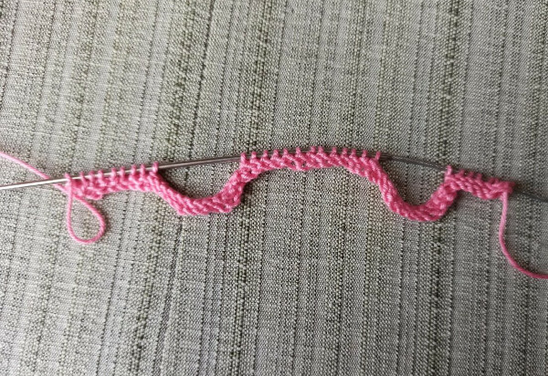 Strickkleidung für Puppen mit Stricknadeln mit eigenen Händen