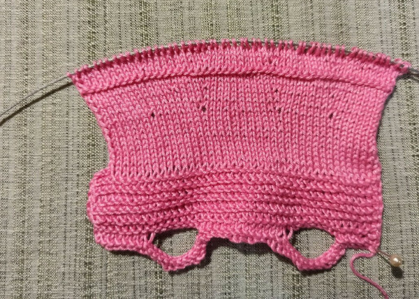 Strickkleidung für Puppen mit Stricknadeln mit eigenen Händen