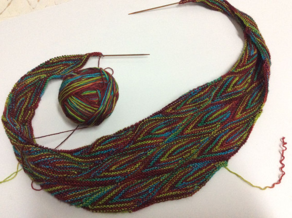 Stricken im Swing-Stil mit Stricknadeln. Swing-Strickmuster und Beschreibung