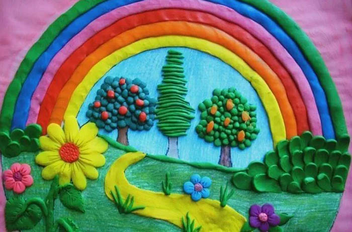 Plastilin-Applikation auf Karton für Kinder. Probe
