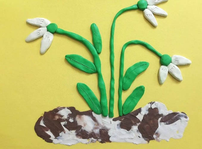 Plastilin-Applikation auf Karton für Kinder. Probe