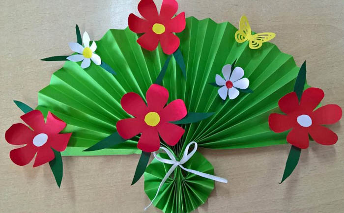 Fiori applicati per la mamma in carta colorata