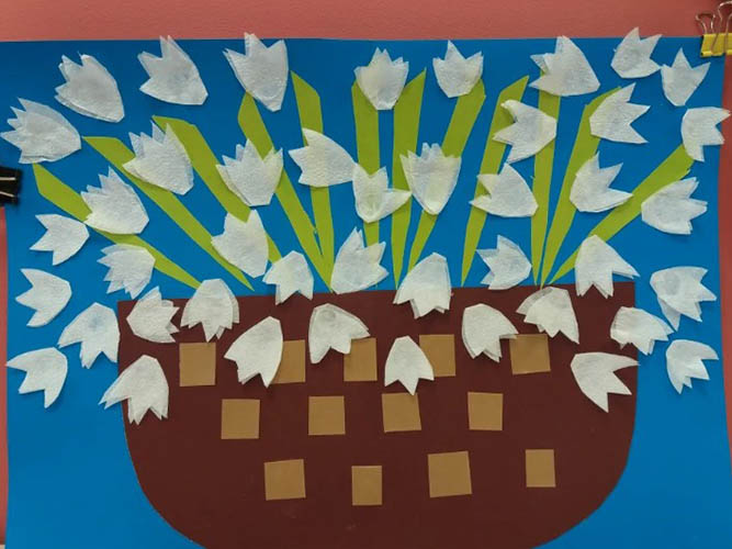 Fiori applicati per la mamma in carta colorata