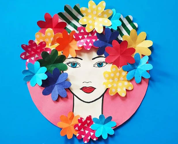Fiori applicati per la mamma in carta colorata