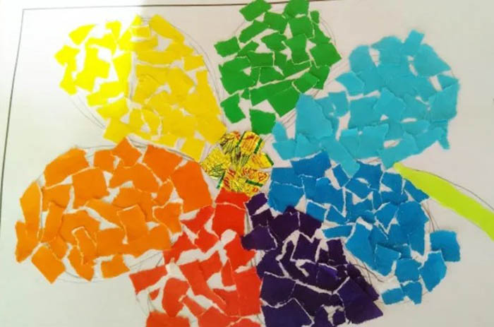 Fiori applicati per la mamma in carta colorata