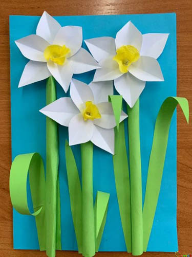 Fiori applicati per la mamma in carta colorata