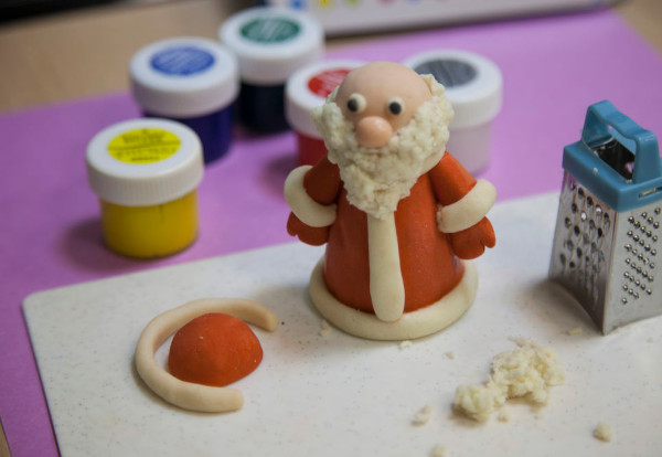 Weihnachtsmann aus Salzteig mit eigenen Händen Schritt für Schritt