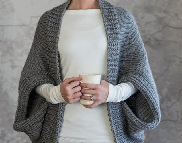 Mit Nadeln gestrickte Cocoon-Strickjacke. Muster und Beschreibung für Anfänger aus Rechteck, Zöpfen, Mohair