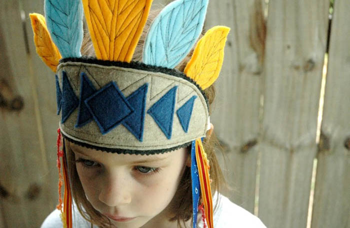 Indianerkostüm für einen Jungen oder ein Mädchen, handgefertigt. Kopfschmuck