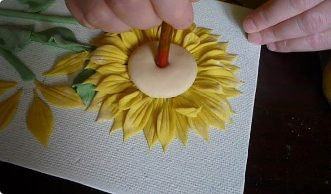 Wie man mit eigenen Händen eine Sonnenblume macht
