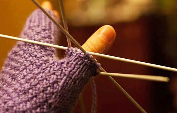Den Daumen des Fäustlings stricken. Strickanleitung für Anfänger
