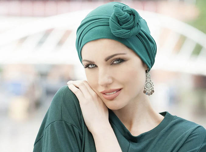 Ein Turban auf dem Kopf einer Frau. Muster, wie man mit eigenen Händen näht