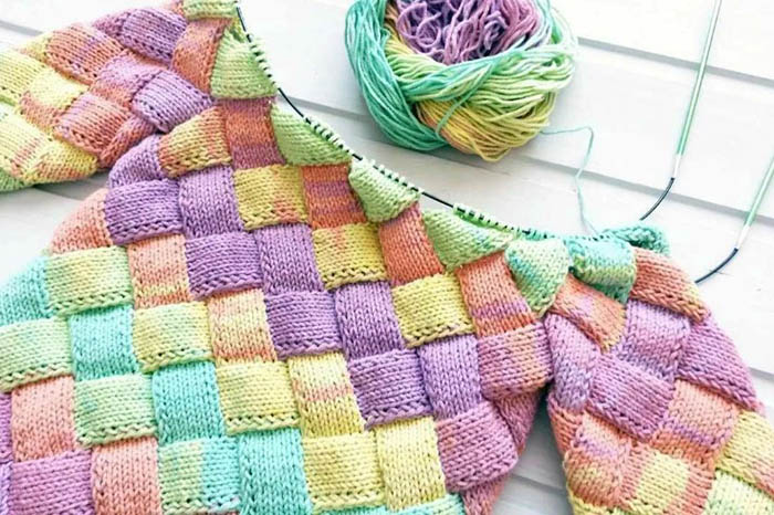 Stricken im Enterlak-Stil mit Stricknadeln für Anfänger Schritt für Schritt. Modelle, Diagramme