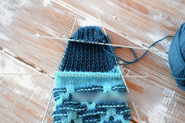 Faules Jacquardstricken. Schnittmuster mit Beschreibung für Socken, Fäustlinge, Hausschuhe, Füßlinge