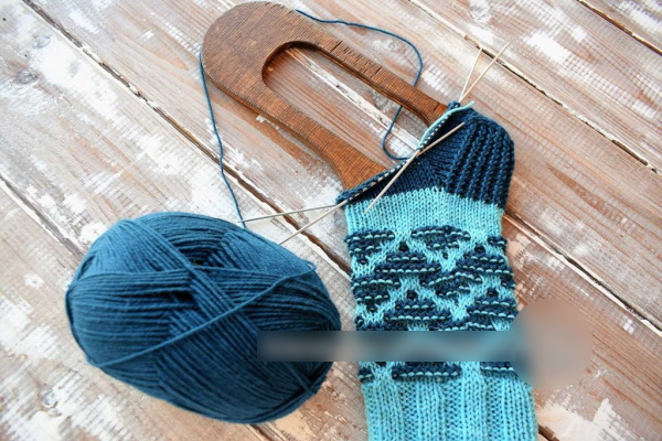 Faules Jacquardstricken. Schnittmuster mit Beschreibung für Socken, Fäustlinge, Hausschuhe, Füßlinge