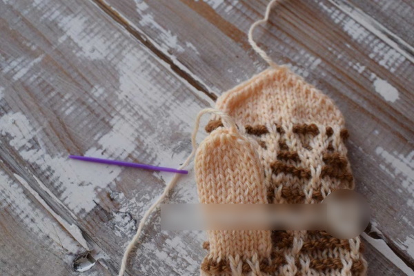Faules Jacquardstricken. Schnittmuster mit Beschreibung für Socken, Fäustlinge, Hausschuhe, Füßlinge