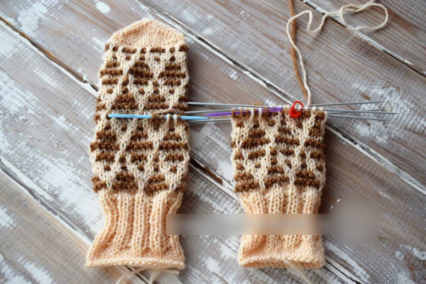 Faules Jacquardstricken. Schnittmuster mit Beschreibung für Socken, Fäustlinge, Hausschuhe, Füßlinge