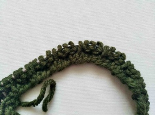 Volumetrisches Gummiband mit Stricknadeln. Strickmuster für Mütze, Pullover, Socken, Snood im Kreis