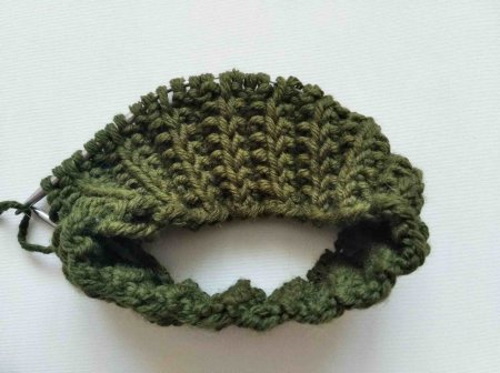 Volumetrisches Gummiband mit Stricknadeln. Strickmuster für Mütze, Pullover, Socken, Snood im Kreis