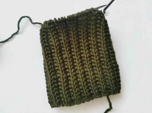 Volumetrisches Gummiband mit Stricknadeln. Strickmuster für Mütze, Pullover, Socken, Snood im Kreis